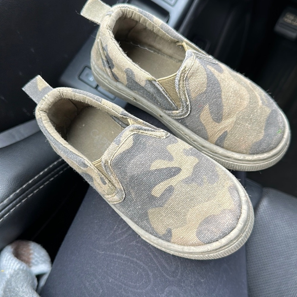 Camo size toddler 5 slip on